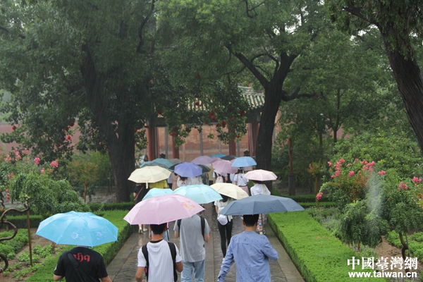 兩岸青年學(xué)生山西運城雨中拜關(guān)公