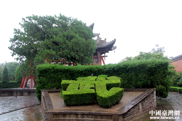 兩岸青年學(xué)生山西運城雨中拜關(guān)公