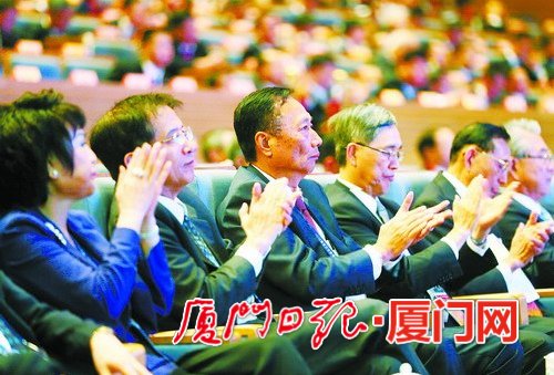 兩岸企業(yè)家為精彩的演講喝彩。 （本報記者 梁偉 黃嶸 攝）