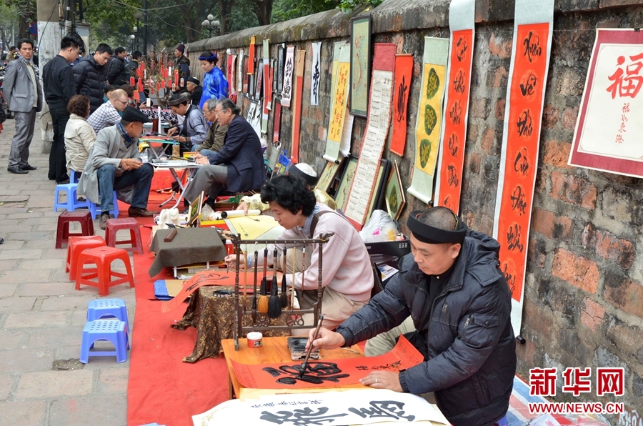 1月28日，在越南首都河內(nèi)，一位藝術(shù)愛好者在畫馬。