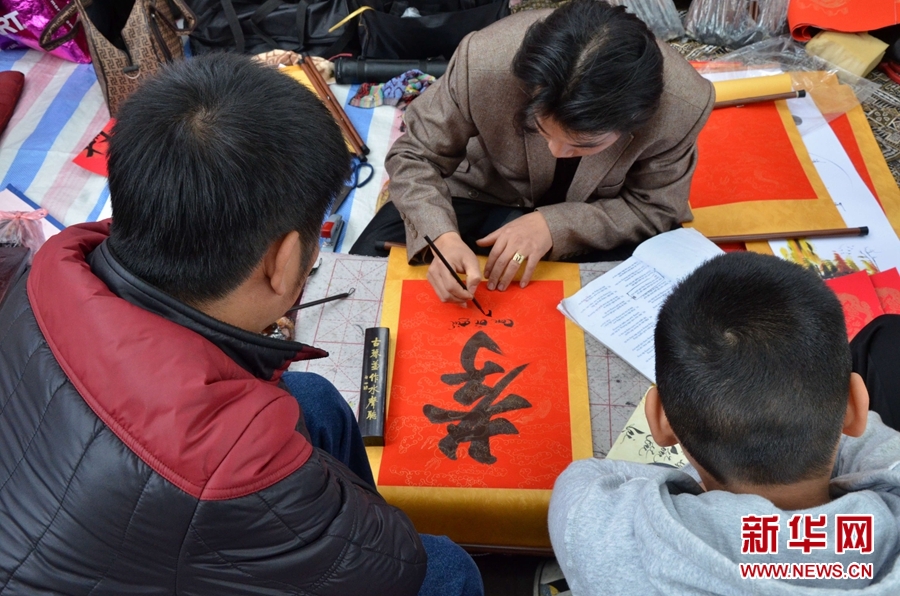 1月28日，在越南首都河內(nèi)，一位藝術(shù)愛好者在畫馬。