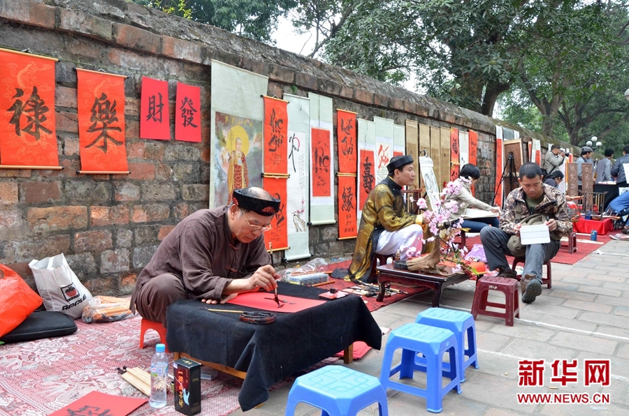 1月28日，在越南首都河內(nèi)，一位藝術(shù)愛好者在畫馬。