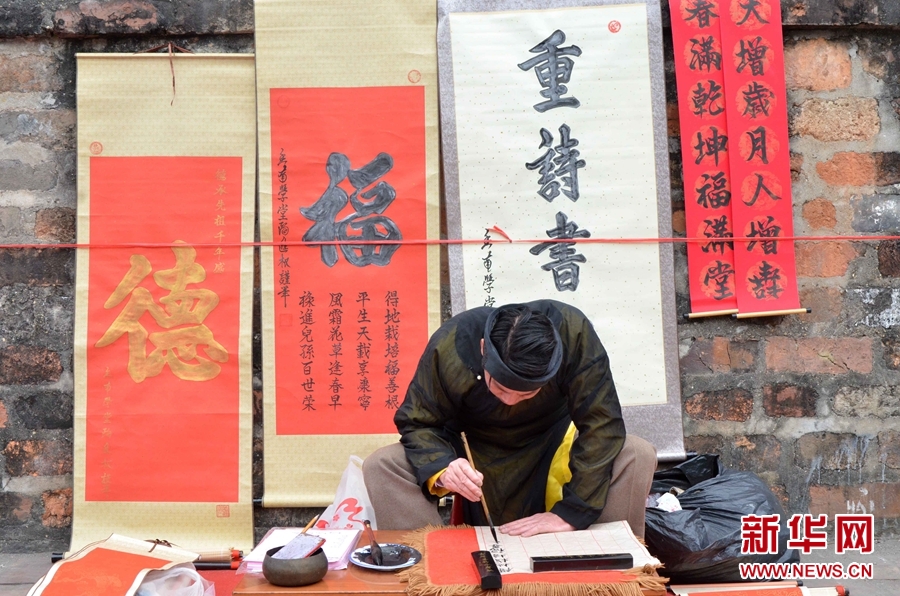 1月28日，在越南首都河內(nèi)，一位藝術(shù)愛好者在畫馬。