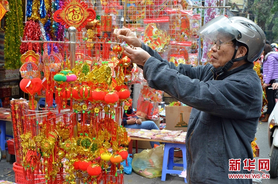 1月28日，在越南首都河內(nèi)，一位藝術(shù)愛好者在畫馬。