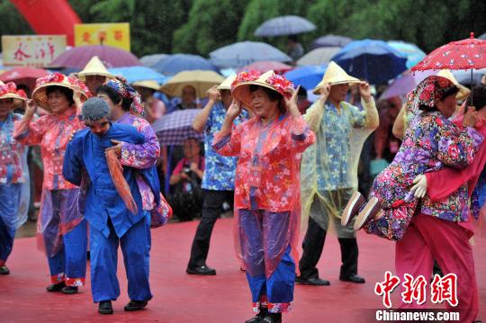 海峽客家風(fēng)情節(jié)開幕兩岸民俗風(fēng)情在土樓前上演