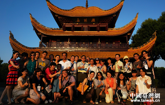 7月30日傍晚，兩岸媒體也一同登上了岳陽樓，在夕陽的映襯下，懷古憶今，飽覽洞庭湖光山色。