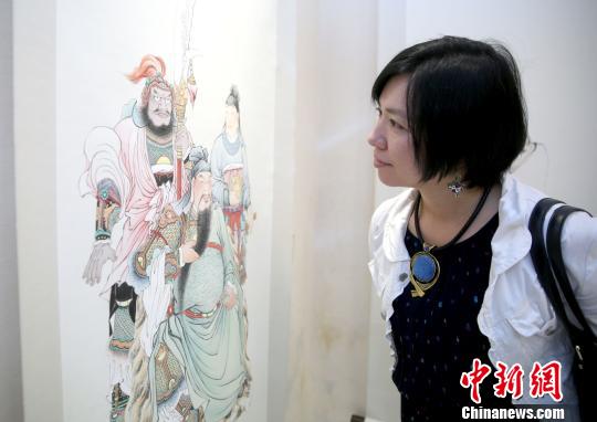 臺灣獨臂工筆畫家陳振益辦展 期待與大陸同行交流