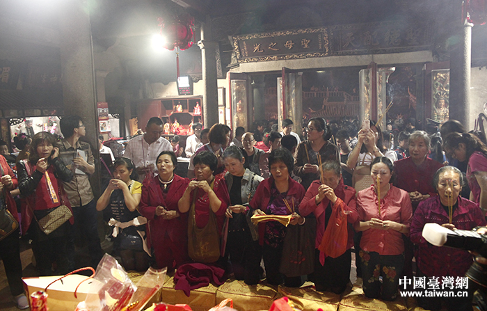 上千信眾10日晚間自發(fā)在媽祖祖廟守夜祈福，迎接媽祖誕辰日的到來。