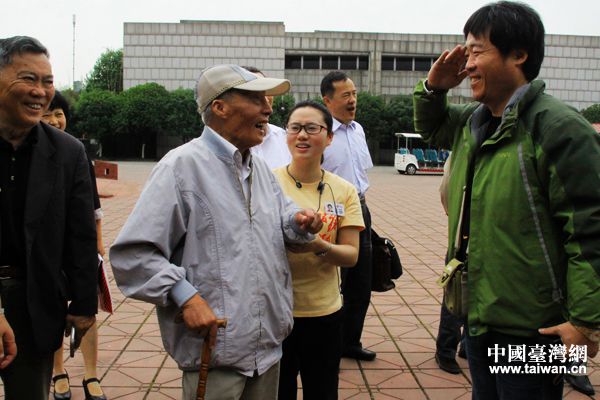 抗戰(zhàn)老兵劉景軾及臺灣旺報助理副總編宋秉忠（右一）。（臺灣網(wǎng)記者 宣玲玲 攝）