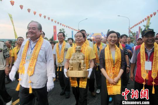 湖南神農(nóng)大帝祖廟聖駕，6月6日至16日首次赴臺灣巡境賜福。圖為聖駕抵臺，在新北市三重先嗇宮駐蹕安座，受到廟方及信眾盛大歡迎?！↑S少華 攝