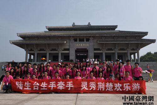 鄂臺兩岸大學(xué)生共同祭拜炎帝。（臺灣網(wǎng) 梁行 攝 ）