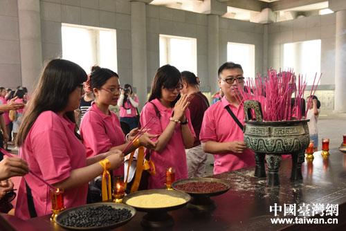 鄂臺兩岸大學(xué)生共同祭拜炎帝。（臺灣網(wǎng) 梁行 攝 ）