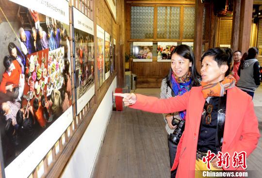 “姐妹情·一家親” 海峽婦女藝術(shù)節(jié)攝影展在榕啟幕