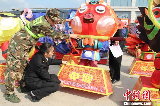 2月16日，今年第十四屆“兩馬同春鬧鬧元宵”活動(dòng)福州馬尾區(qū)贈(zèng)送的35組規(guī)格多樣的花燈在福州連江黃岐碼頭啟運(yùn)往馬祖?！≡S琳晶 攝