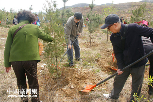 在京臺(tái)胞開展義務(wù)植樹活動(dòng) 共植“同心樹”