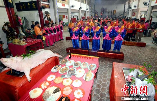 丙申年兩岸共祭白馬王祈福大典循漢代古禮進(jìn)行，行三獻(xiàn)禮?！∮浾邉⒖筛?攝