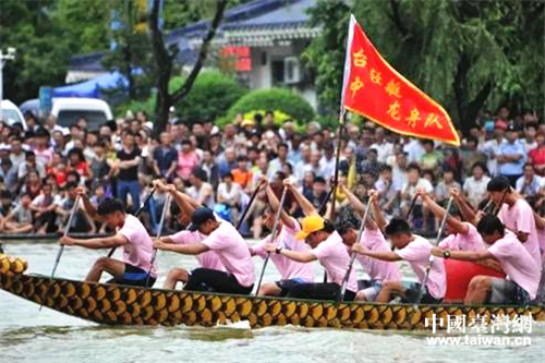 首屆海峽兩岸（福建雲(yún)霄）青年龍舟友誼賽在漳州開賽