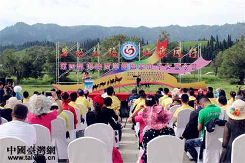 第四屆海峽兩岸婚姻家庭子女夏令營20日上午在新疆開營。（臺灣網(wǎng) 郜利敏 攝）