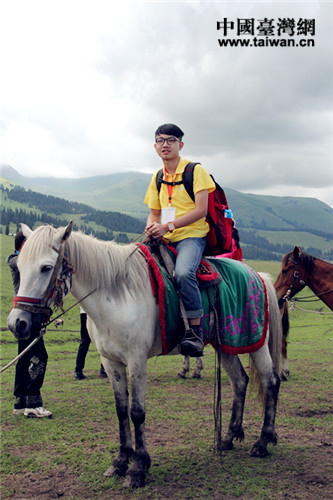 營(yíng)員在那拉提草原體驗(yàn)騎馬，感受在草原策馬賓士的豪邁。