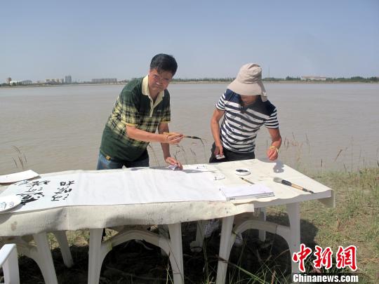 海內(nèi)外書畫家塔裏木河邊寫意母親河