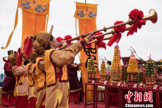 下午3時，海祭媽祖大典正式開始。鼓樂齊鳴，擂鼓三通，禮炮九響，海螺長鳴。　李南軒 攝