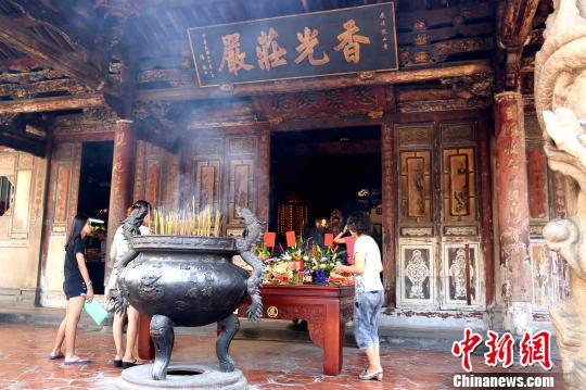 標(biāo)誌性古跡龍山寺，是臺灣中部名鎮(zhèn)鹿港的民間信仰中心之一，週末香火不斷?！↑S少華 攝