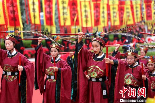 2016首屆海峽兩岸“中華民族敬天祈福大典”16日在海峽兩岸交流基地東嶽泰山舉行，圖為，儀生跳佾舞?！￡愋尬?攝