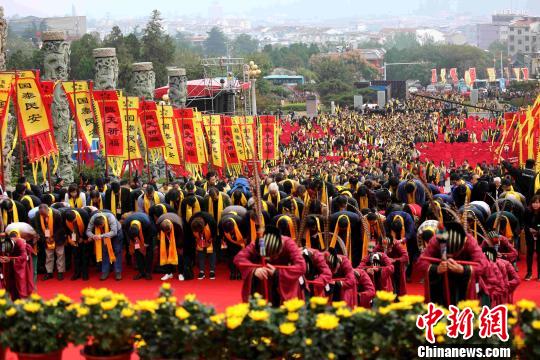 2016首屆海峽兩岸“中華民族敬天祈福大典”16日在海峽兩岸交流基地東嶽泰山舉行，圖為，活動(dòng)現(xiàn)場(chǎng)，萬(wàn)人共同“敬天祈?！??！￡愋尬?攝