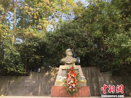 圖為位於貴州省貴陽(yáng)市花溪公園內(nèi)的戴安瀾將軍衣冠冢?！钴?攝