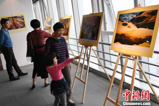 《同脈——海峽兩岸奇特地貌景觀攝影展覽》在福州開幕。共展出兩岸五位老攝影家褚言義、許捷芳、李林友、蔡明森、饒少雄以閱歷沉澱豐厚的鏡頭創(chuàng)作的123幅攝影作品，吸引觀眾眼球?！∮浾邉⒖筛?攝