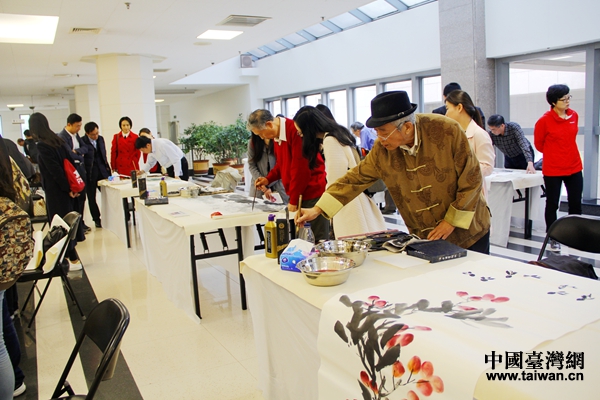 在慶祝香港回歸祖國20週年書畫展中，畫家紛紛鋪宣揮毫，留下翰墨丹青