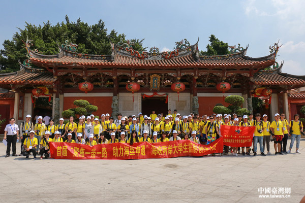 海峽兩岸大學(xué)生攝影創(chuàng)作大賽的參賽選手在開(kāi)元寺留念。（臺(tái)灣網(wǎng) 李岳 攝）