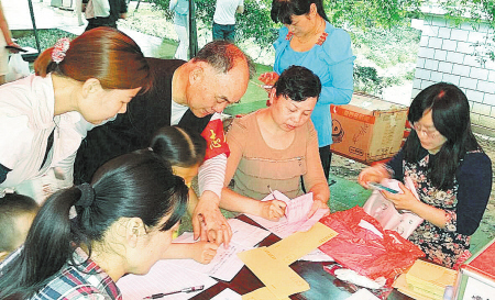 社區(qū)“端午寄思”活動教居民寫傳統(tǒng)家書