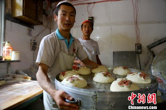 青海傳統(tǒng)蒸籠月餅走俏中秋