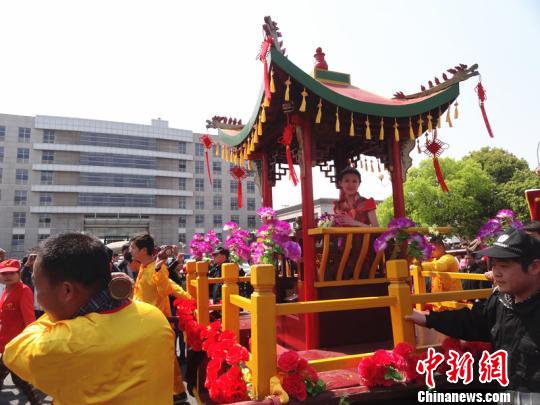 浙江德清蠶花廟會(huì)開鑼萬(wàn)人空巷竟睹“蠶娘”芳容