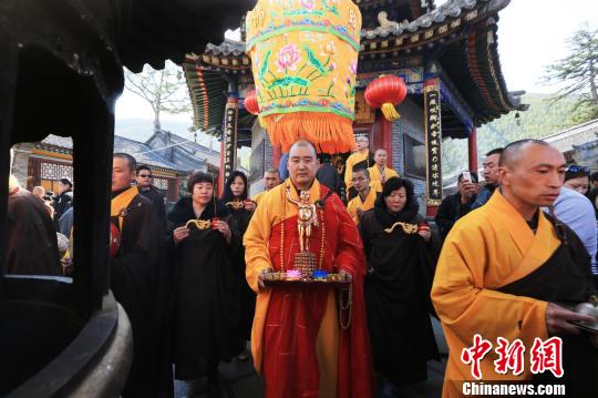 山西五臺(tái)山舉行千僧齋法會(huì)慶祝佛主聖誕（圖）