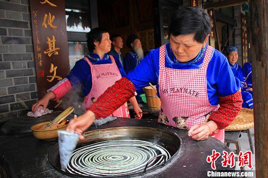 湖北恩施：小夥建民俗博物館還原非遺民族工藝