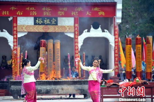 百色布洛陀民俗文化旅遊節(jié)舉行千年歌圩重現(xiàn)繁華