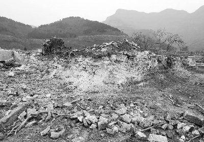 原文配圖：拆遷中臺基僅存夯土和殘損的包磚，漢白玉基座、臺階消失。