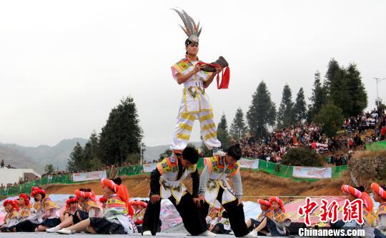 貴州六盤水小花苗“跳花節(jié)”：跳花樹祭祖先