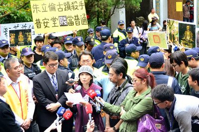 新北市百年土城因産權(quán)爭議強(qiáng)拆護(hù)産者赴當(dāng)局陳情