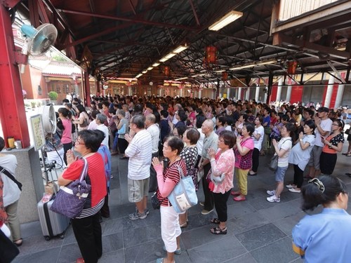 臺北行天宮禁香禁供首日信眾不習慣但虔心祭拜