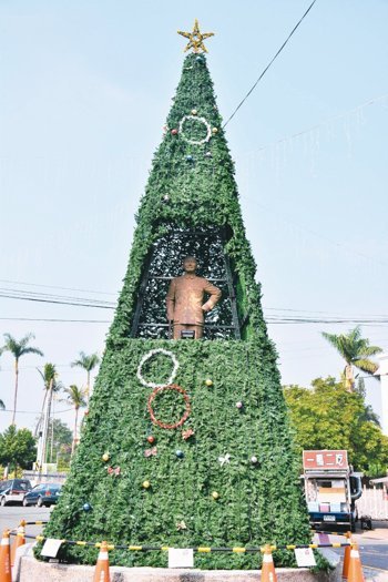 臺南市玉井區(qū)圓環(huán)的耶誕樹，留下方框讓蔣介石銅像“透氣”，引起民眾議論紛紛。來源：臺灣《聯(lián)合報》