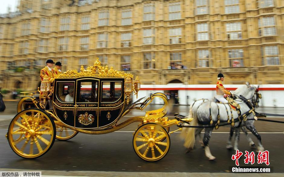 英女王全新御用馬車(chē)亮相 車(chē)身鑲400片金箔逾十年打造