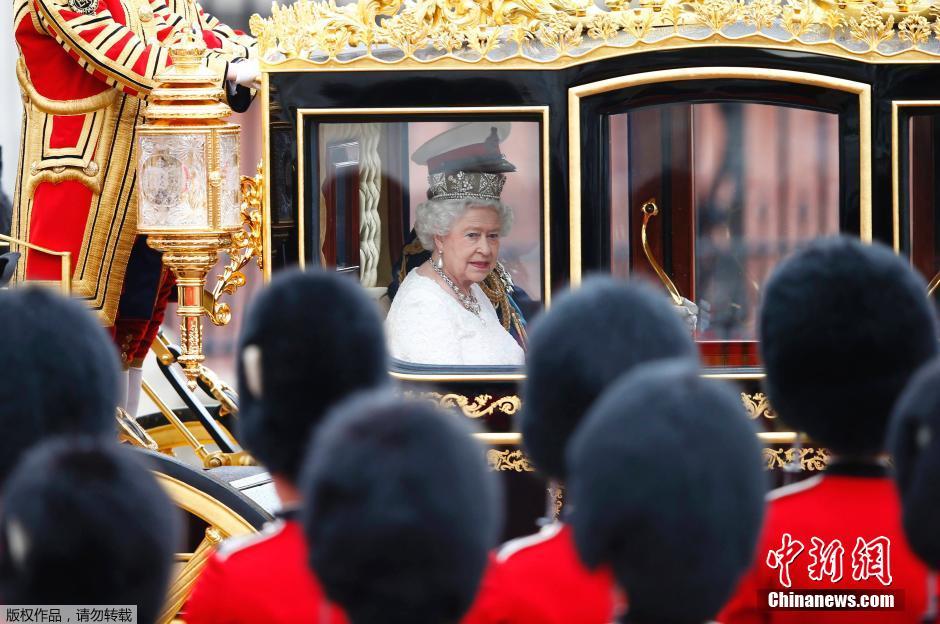 英女王全新御用馬車(chē)亮相 車(chē)身鑲400片金箔逾十年打造