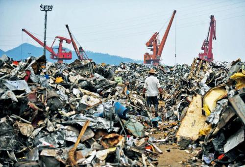 2011年9月9日，浙江臺(tái)州椒江港內(nèi)，堆積如山的“電子垃圾”。