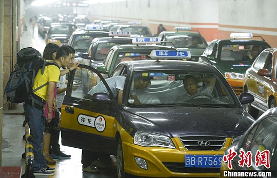 官方召車軟體受乘客運(yùn)營商看好司機(jī)稱“有利有弊”