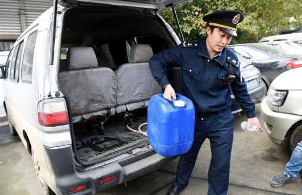 交警驚呆了 黑車(chē)背桶酒精當(dāng)“新能源”