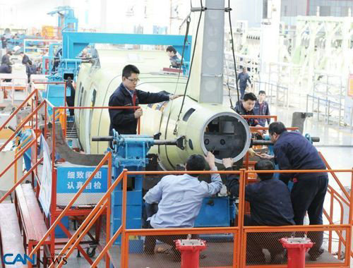 中國(guó)開足馬力造飛機(jī) 運(yùn)-12車間像“火爐”