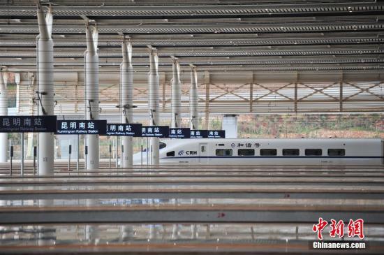 資料圖 1月3日，昆明等待上客的列車。<a target='_blank'  _fcksavedurl='http://www.chinanews.com/'></p></table><p  align=